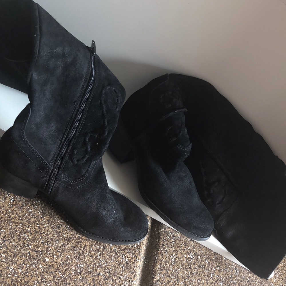 Black heeled boots